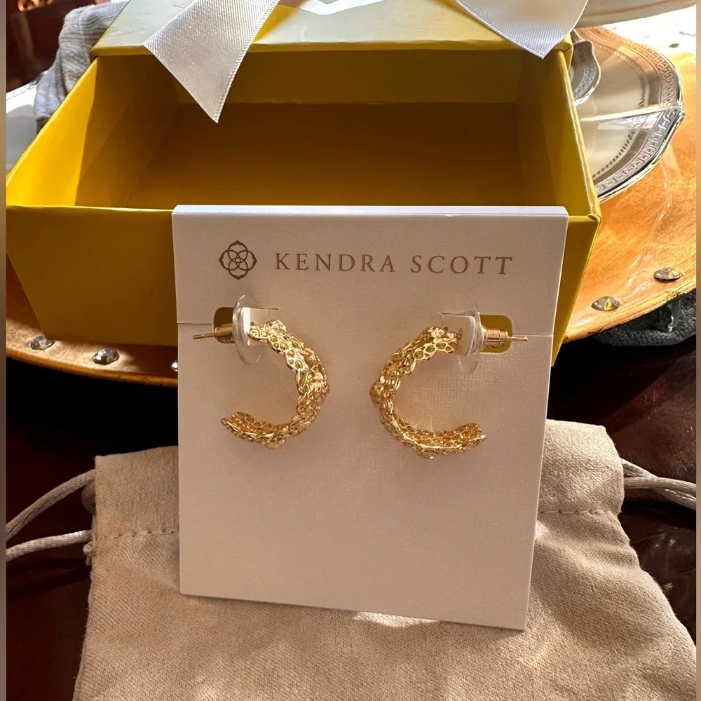 KENDRA SCOTT Krista‎ Lace Gold Huggie Earrings NWT - Picture 6 of 8